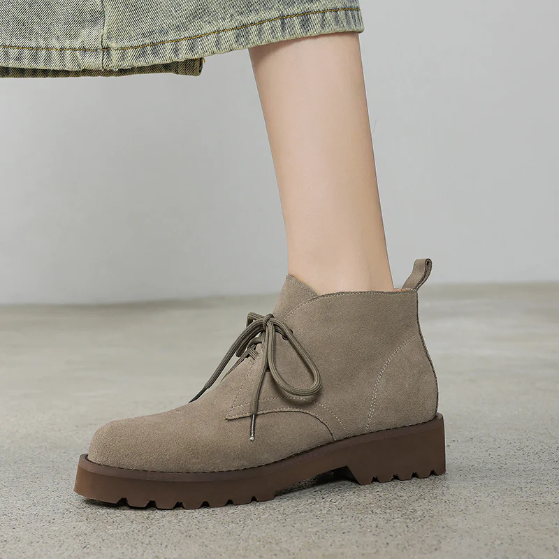 Damen Komfortable Wildleder Stiefeletten mit innovativen Schnürdetails Heidi Mode - Image 3
