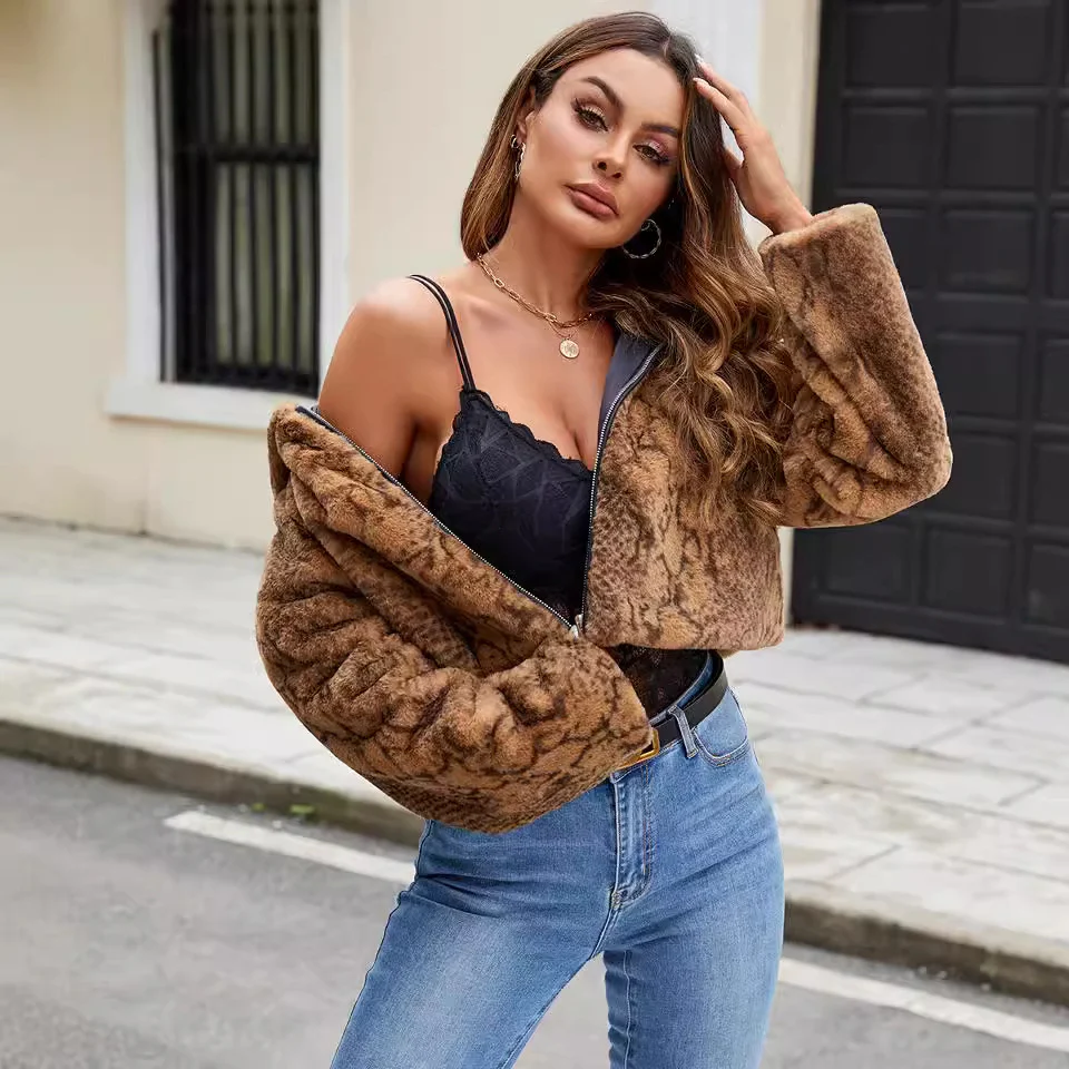 Damen Kunstfelljacke mit kontrastierenden Details und modischem Schnitt Heidi-Mode - Image 4