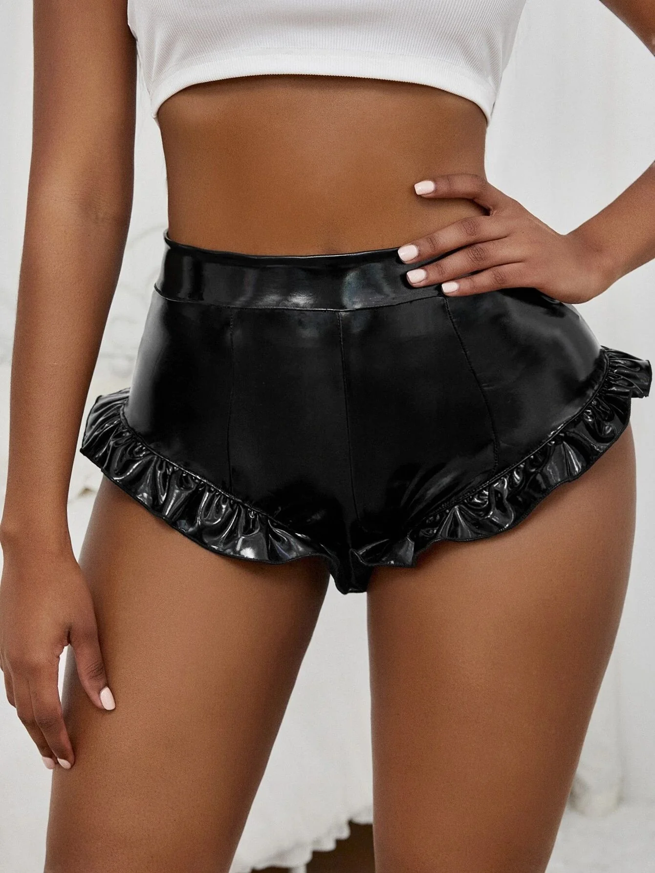 Damen Kunstleder-Shorts mit Rüschendetails und hohem Bund Heidi-Mode - Image 6