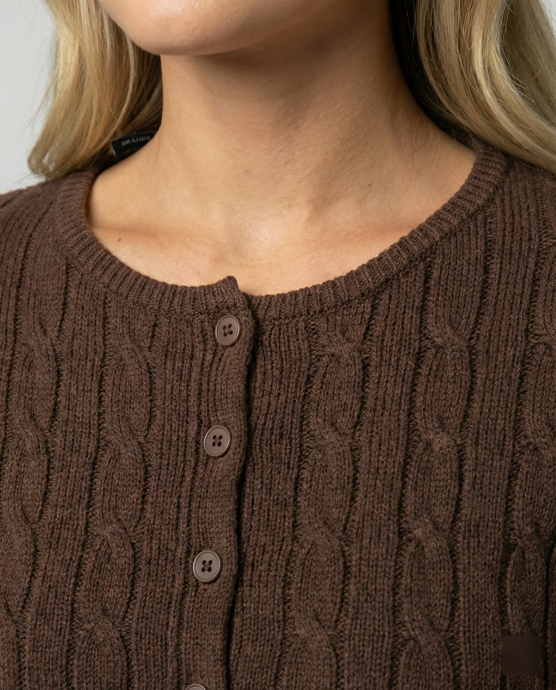 Damen kurzer figurbetonter Zopfmuster-Cardigan mit Rundhalsausschnitt und Knopfleiste Heidi-Mode - Image 3
