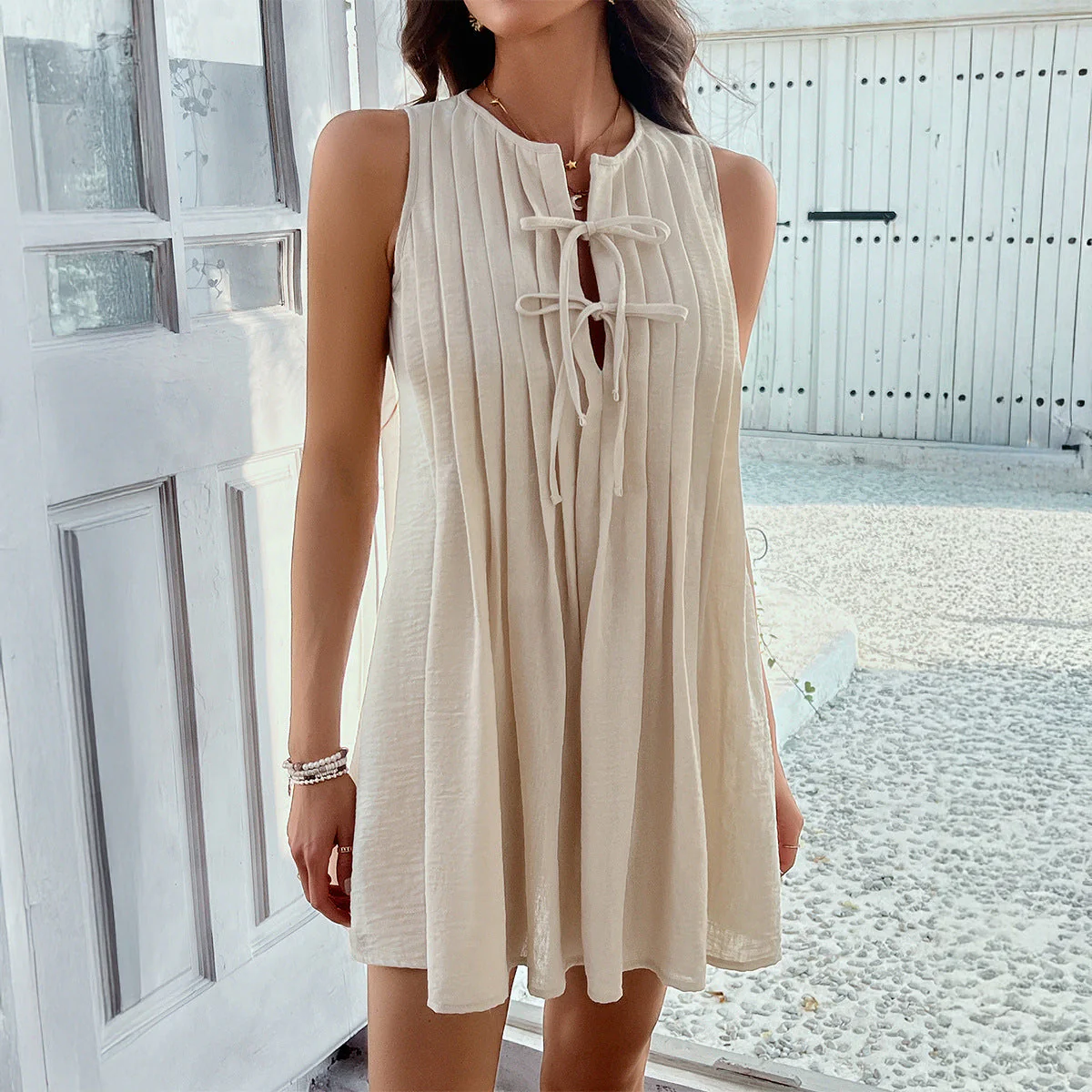 Damen Kurzes Ärmelloses Kleid mit Raffung und Dekorativem Schlüssel-Ausschnitt Heidi-Mode - Image 2