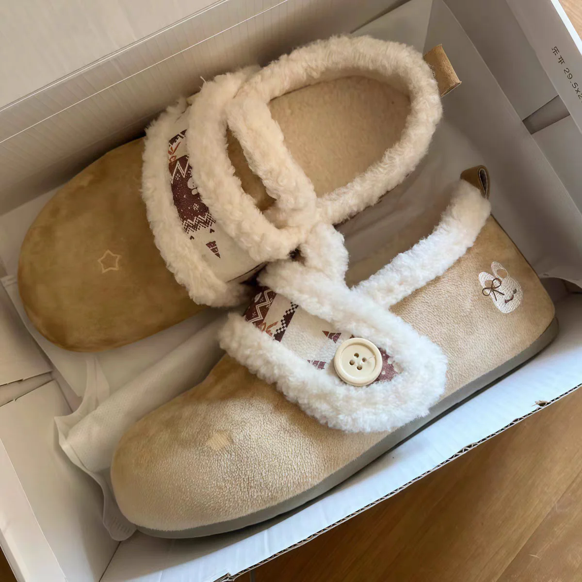 Damen Kuschelige Hausschuhe mit weich gepolstertem Innenfutter und Knopfverschluss Heidi Mode - Image 5