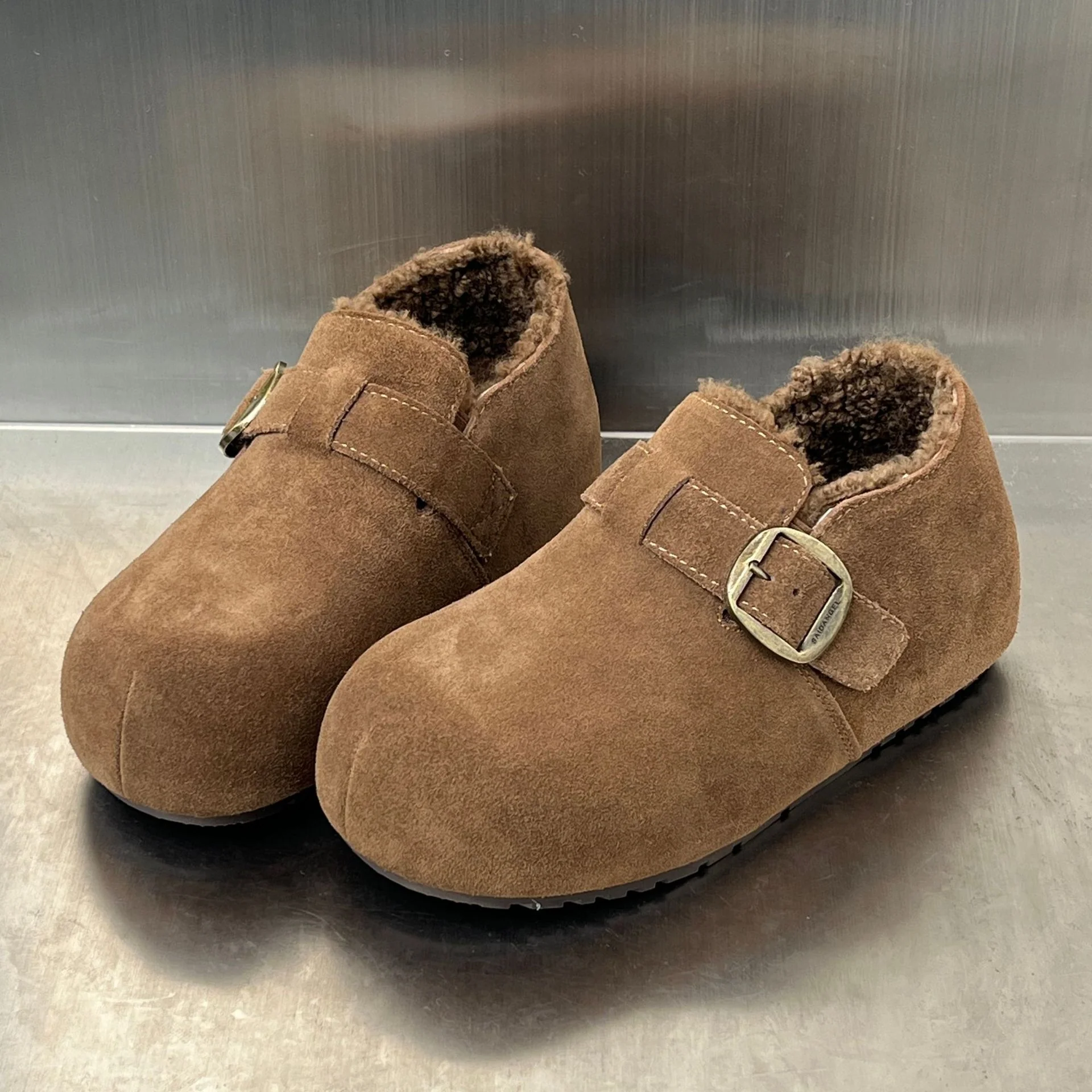 Damen Kuschelige Wildleder-Clogs mit warmem Innenfutter und praktischem Schnallenverschluss Heidi Mode - Image 2