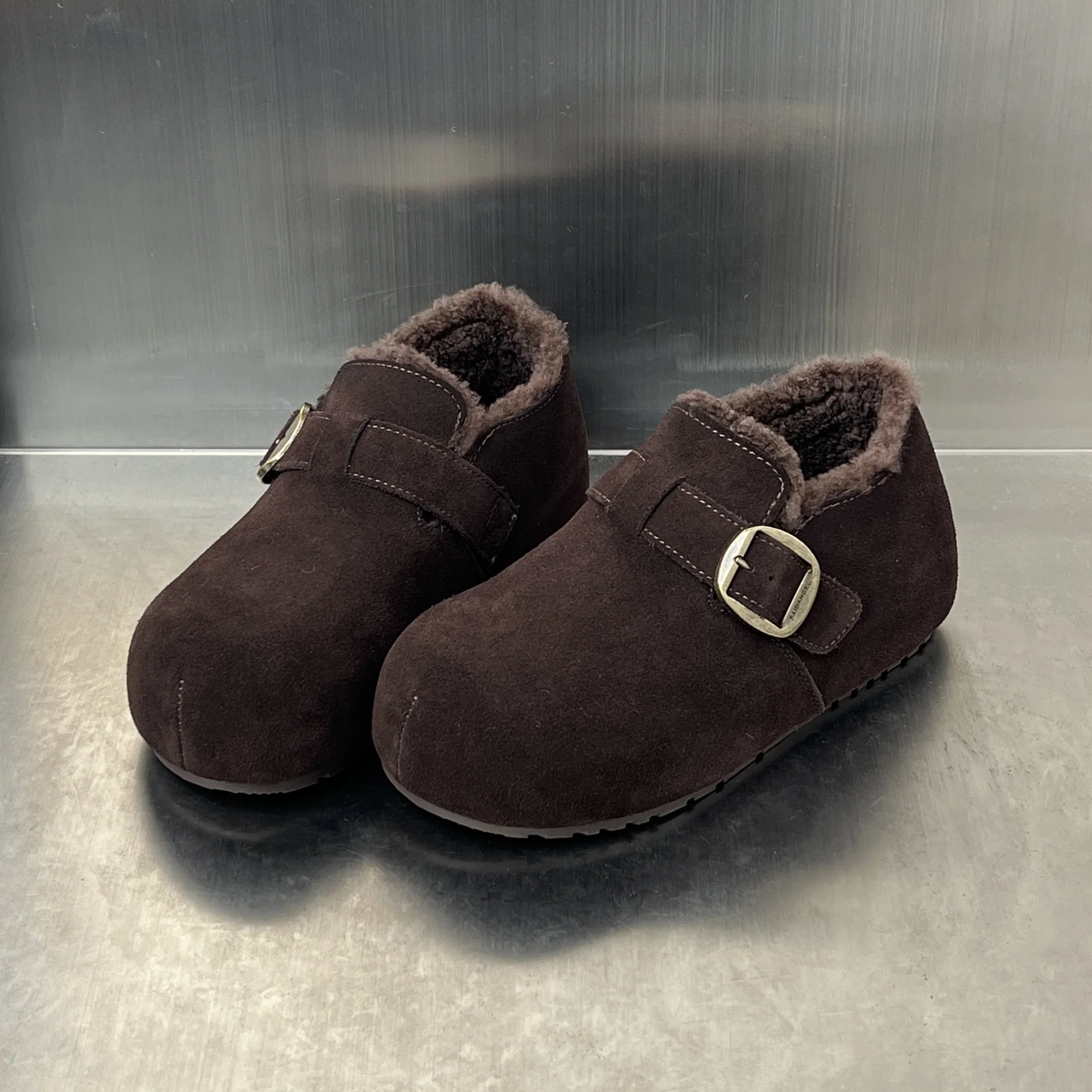 Damen Kuschelige Wildleder-Clogs mit warmem Innenfutter und praktischem Schnallenverschluss Heidi Mode - Image 6