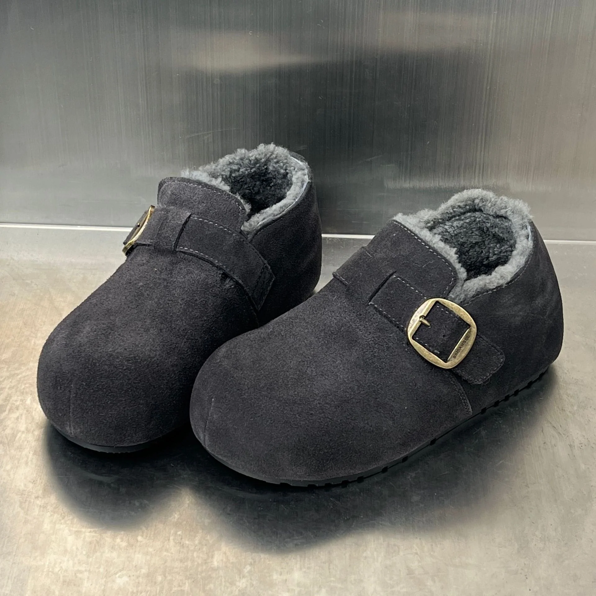 Damen Kuschelige Wildleder-Clogs mit warmem Innenfutter und praktischem Schnallenverschluss Heidi Mode - Image 7
