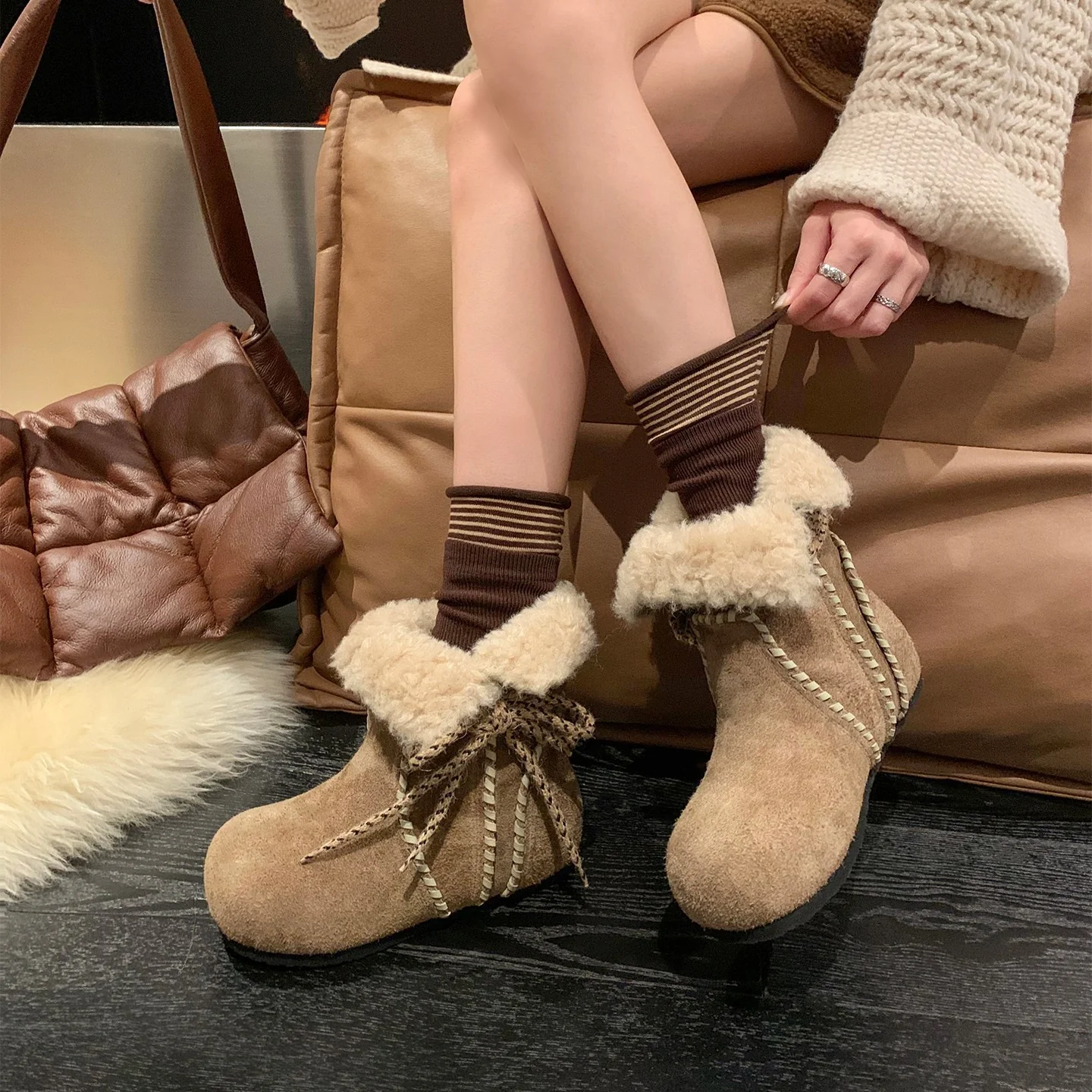 Damen Kuschelige Winterstiefel mit weichem Futter und dekorativem Schnürdesign Heidi Mode - Image 4