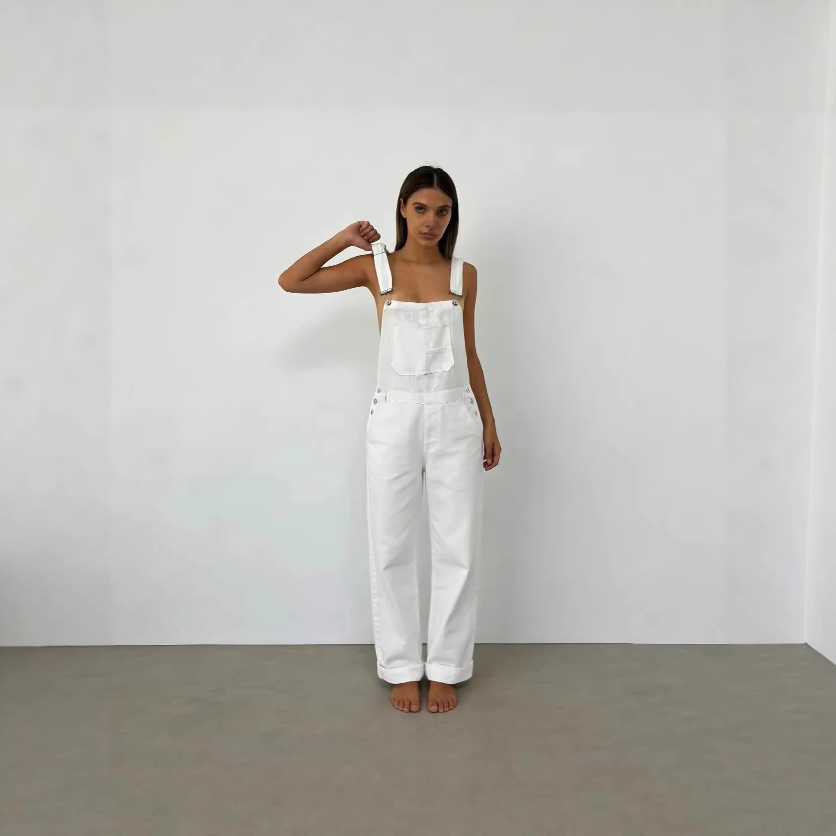 Damen Jeans Latzhose mit weitem Bein und tiefem Rückenausschnitt - Image 3