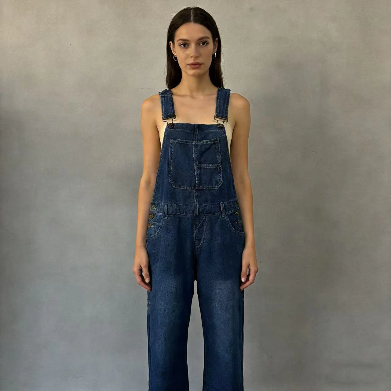 Damen Jeans Latzhose mit weitem Bein und tiefem Rückenausschnitt - Image 8