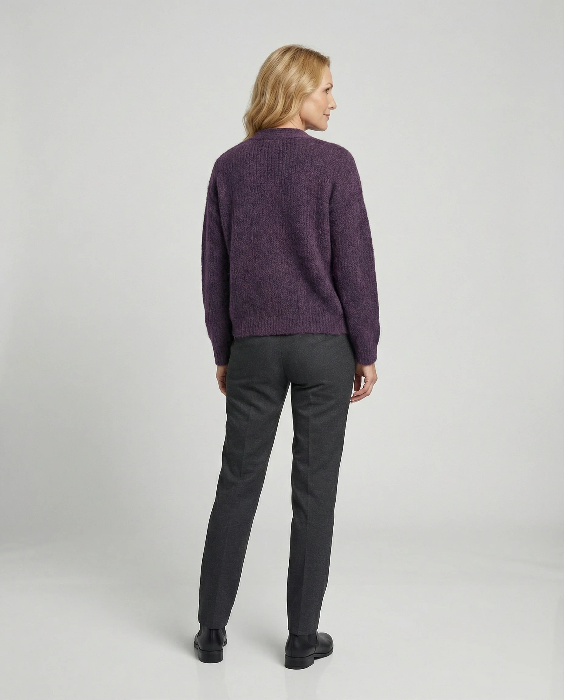 Damen legerer Kurzcardigan mit V-Ausschnitt gebürsteter Strickstruktur und dekorativer Holzknopfleiste Heidi-Mode - Image 4