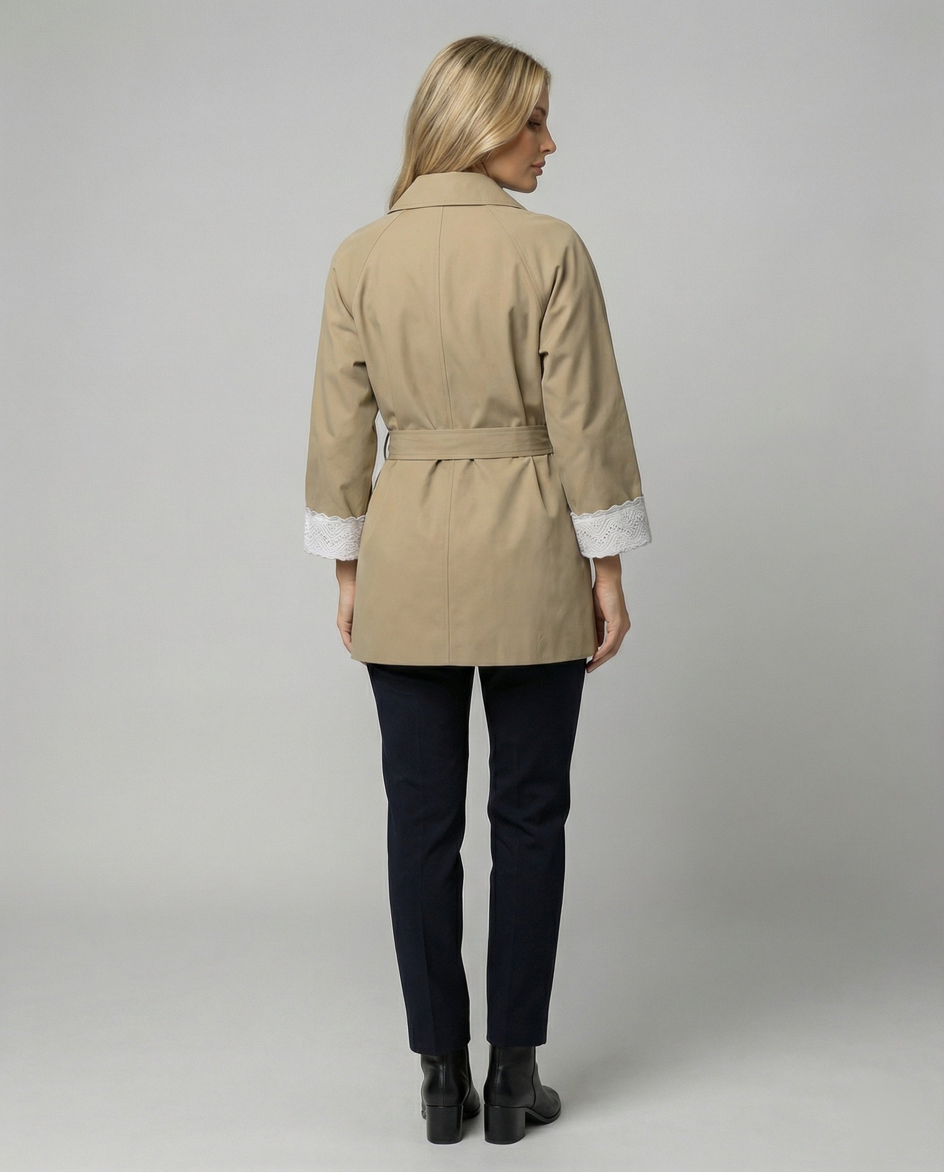 Damen Mode online taillierter Trenchcoat mit Stehkragen und Spitzenmanschetten Heidi-Mode - Image 4