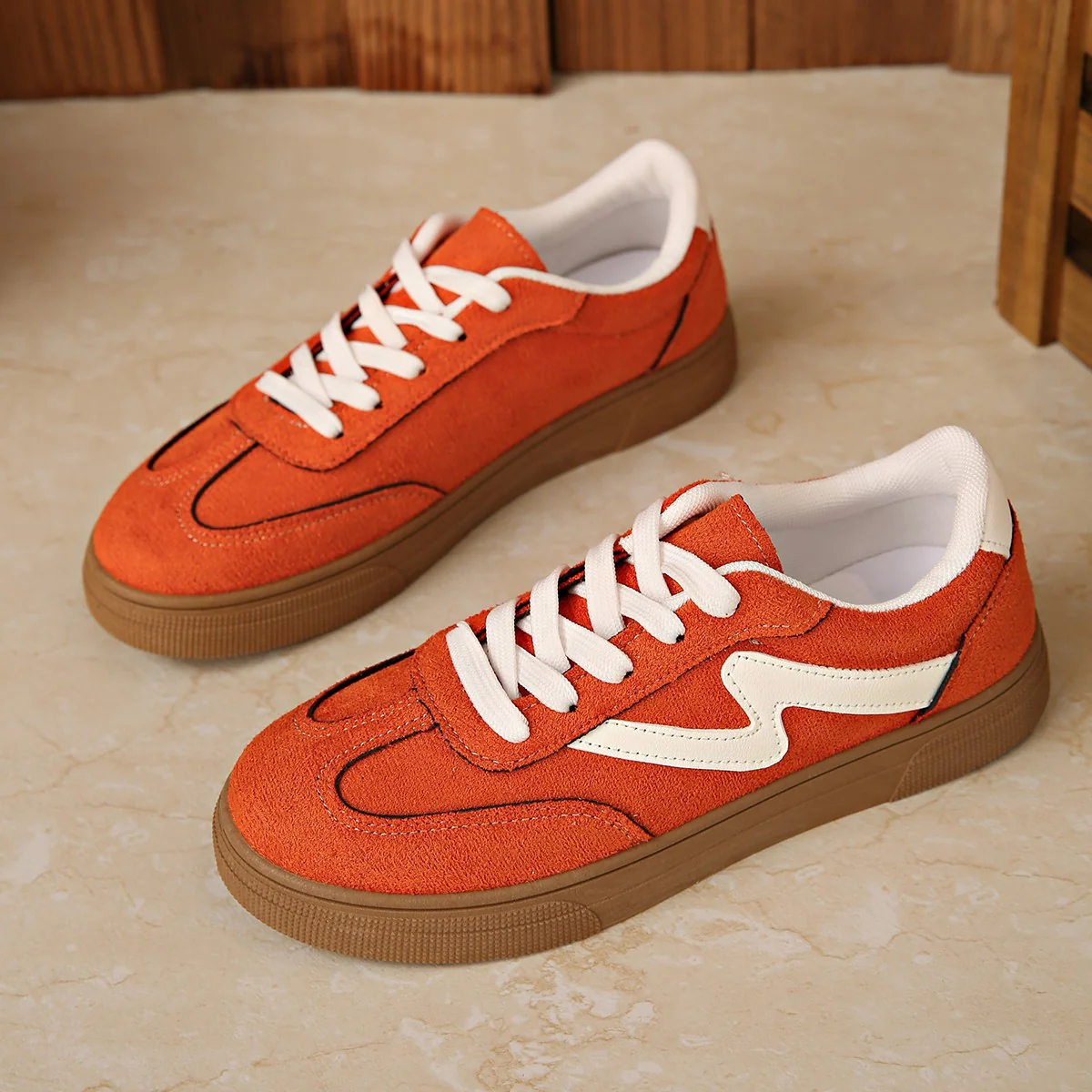 Damen Mode-Sneaker mit hochwertiger Veloursleder-Oberfläche und rutschfester Gummisohle Heidi Mode - Image 2