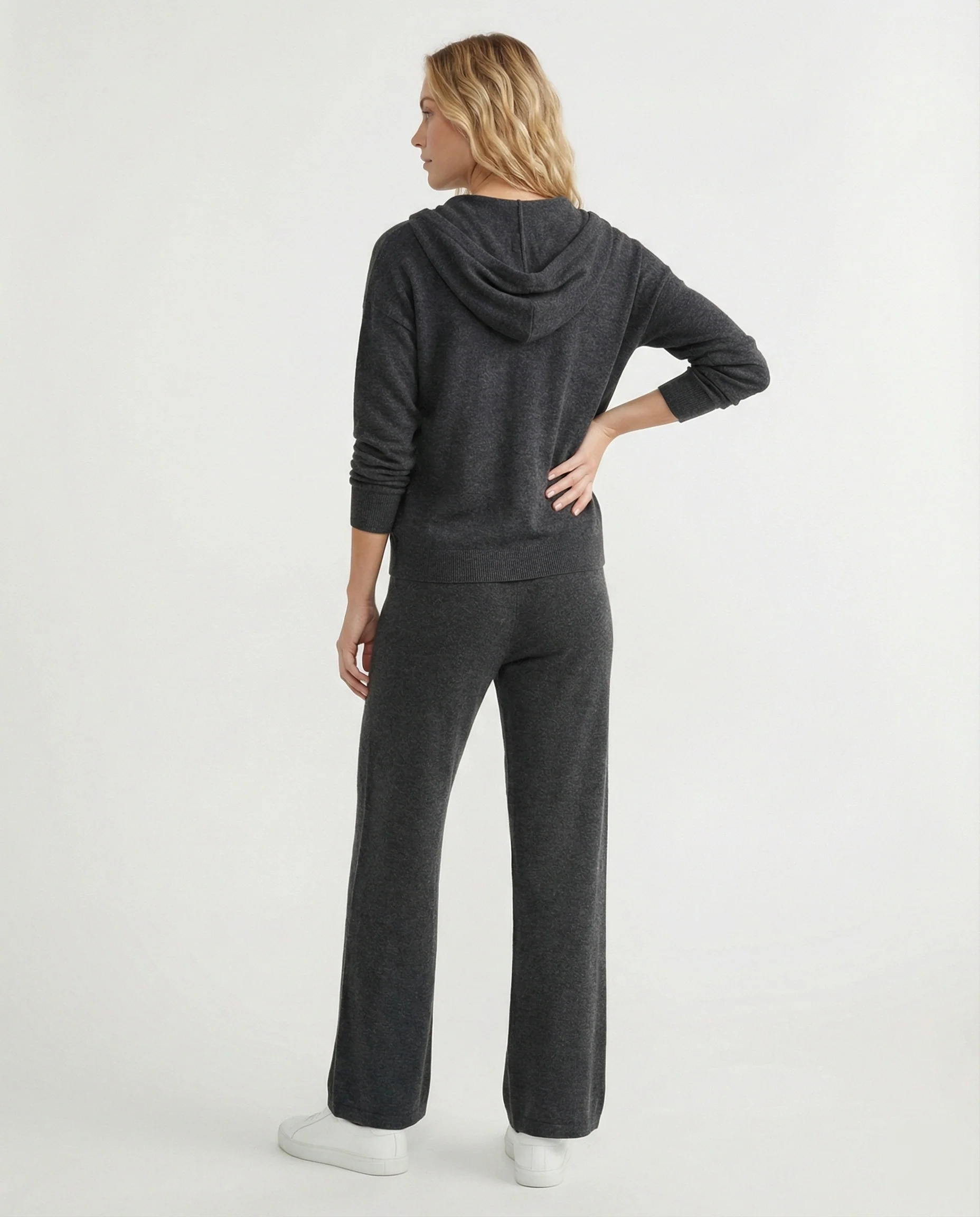 Damen Modetrends 2026 lässiges Kapuzenshirt mit kurzer Knopfleiste und weite Jogginghose aus weicher Baumwollmischung Heidi Mode - Image 3