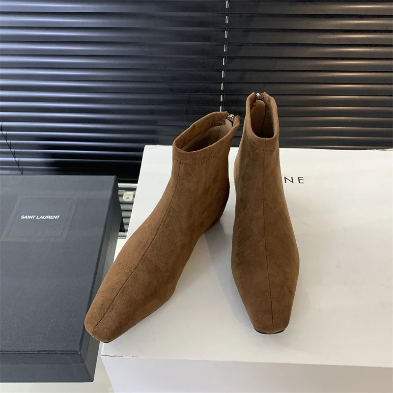 Damen modische Ankle Boots aus feinem Wildleder mit spitzem Schnitt und leichter Keilsohle Heidi Mode - Image 8