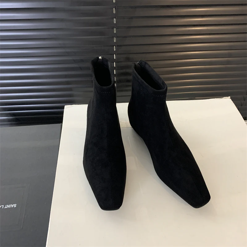 Damen modische Ankle Boots aus feinem Wildleder mit spitzem Schnitt und leichter Keilsohle Heidi Mode - Image 9