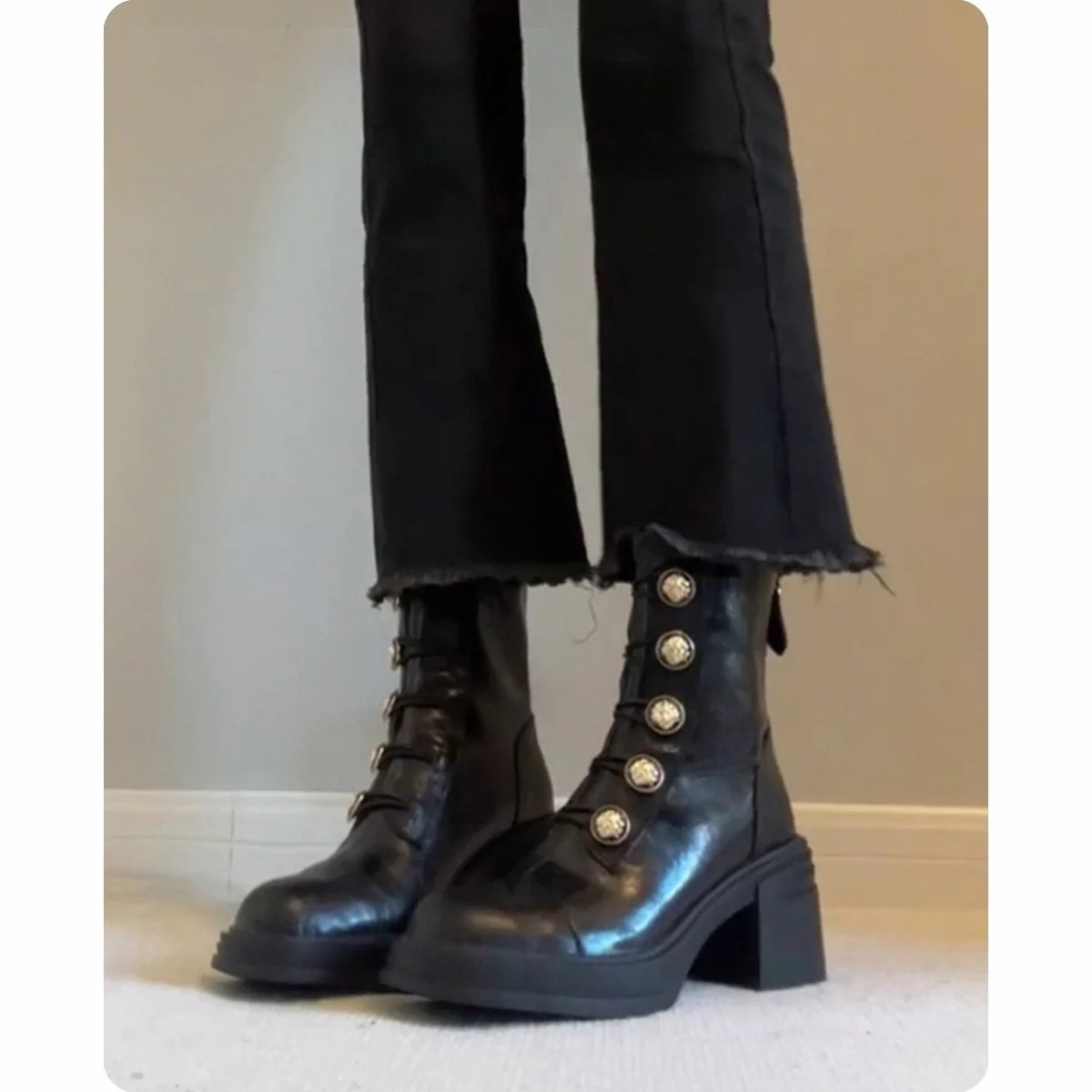 Damen Modische Ankle Boots mit dekorativen Knöpfen Heidi Mode - Image 3