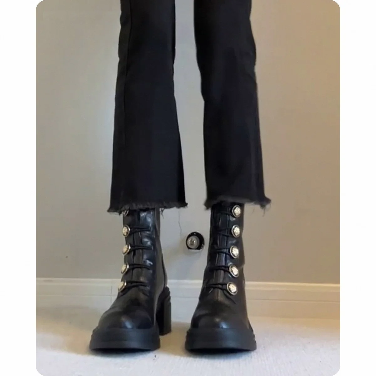 Damen Modische Ankle Boots mit dekorativen Knöpfen Heidi Mode - Image 4