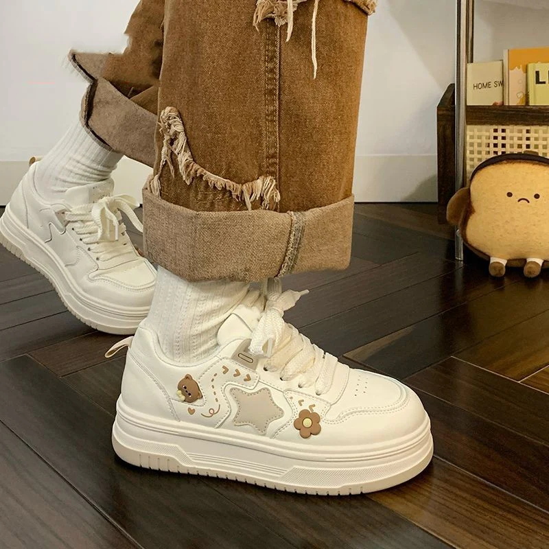 Damen Modische Chunky Sneakers mit verspielten Applikationen Heidi Mode - Image 4