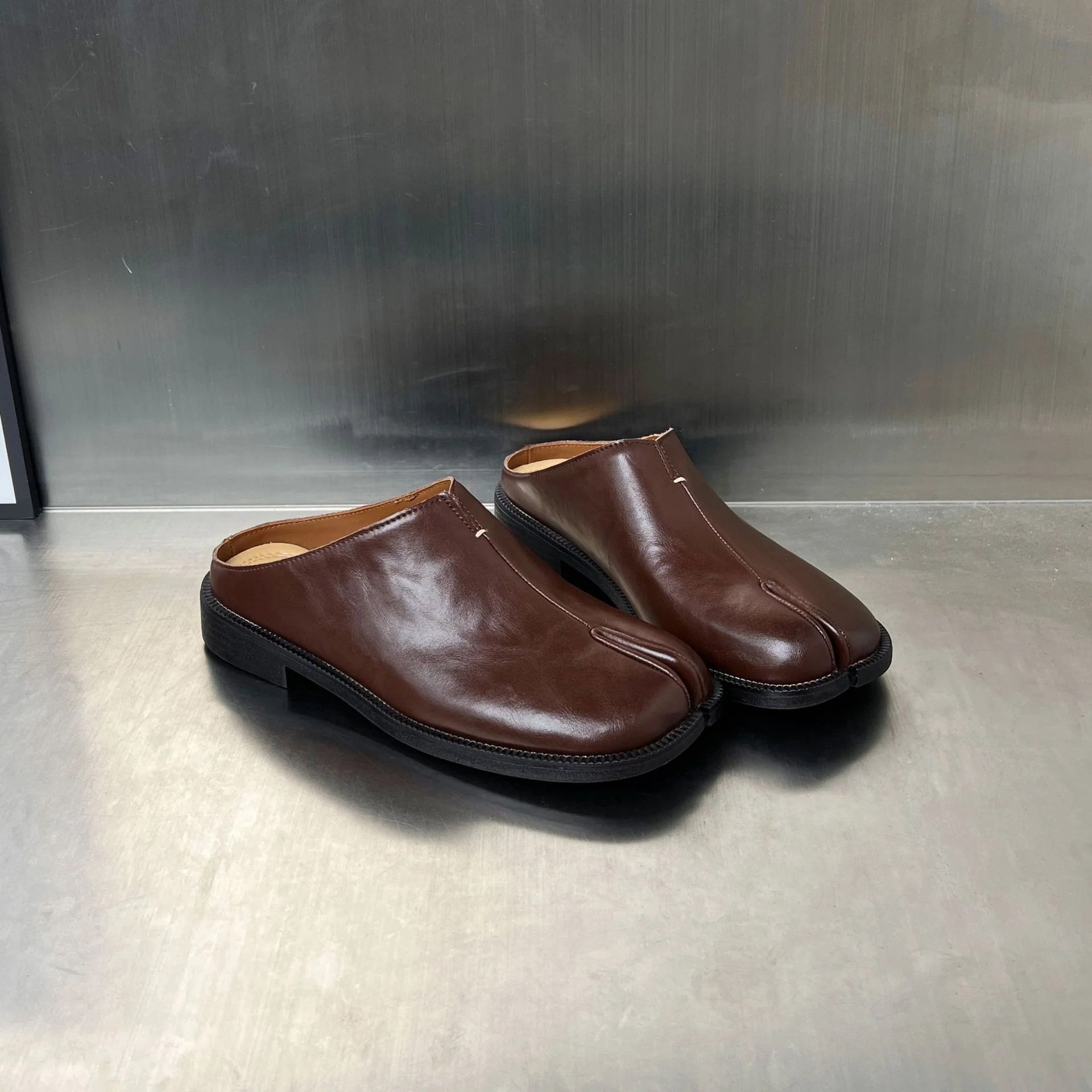 Damen modische Clogs mit einzigartigem Design und bequemer Schnallenverzierung Heidi Mode - Image 4