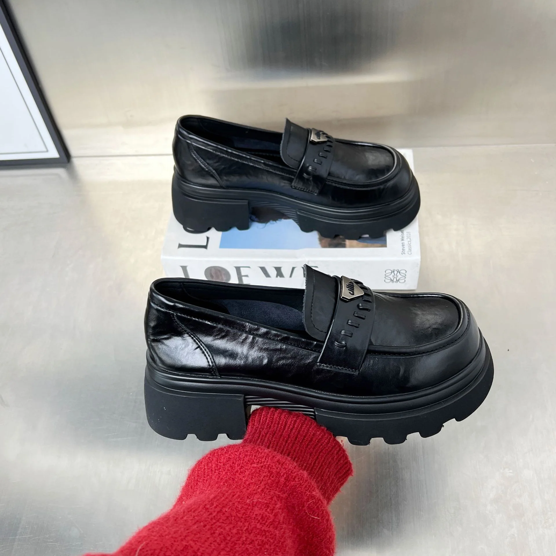 Damen modische Clogs mit klobiger Sohle und glänzender Lederoberfläche Heidi Mode - Image 2