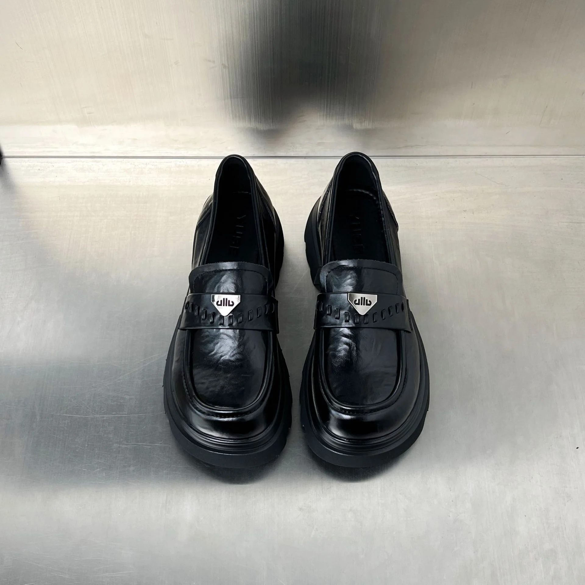 Damen modische Clogs mit klobiger Sohle und glänzender Lederoberfläche Heidi Mode - Image 3