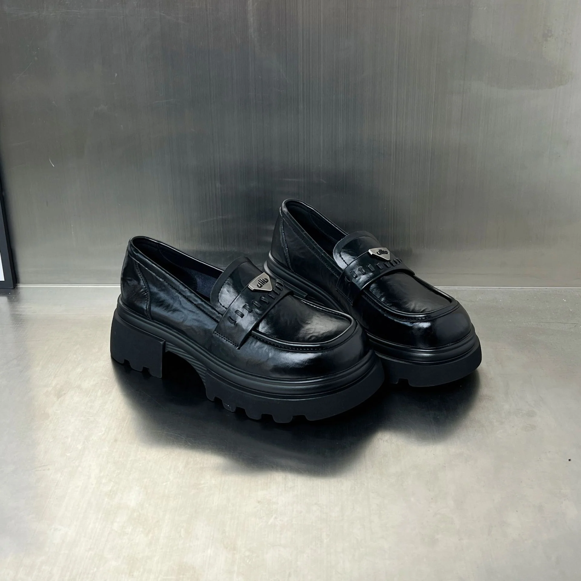 Damen modische Clogs mit klobiger Sohle und glänzender Lederoberfläche Heidi Mode - Image 4