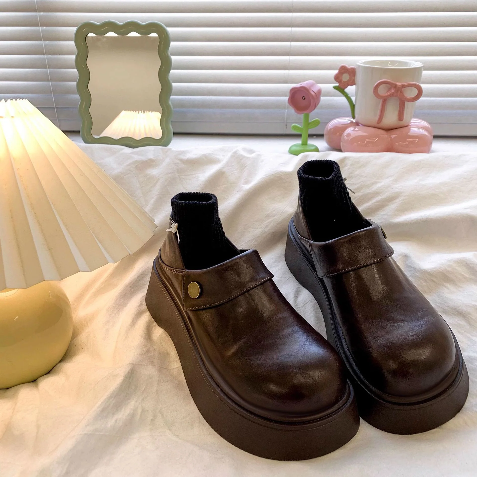 Damen Modische Clogs mit rutschfester Sohle und verspieltem Design Heidi Mode