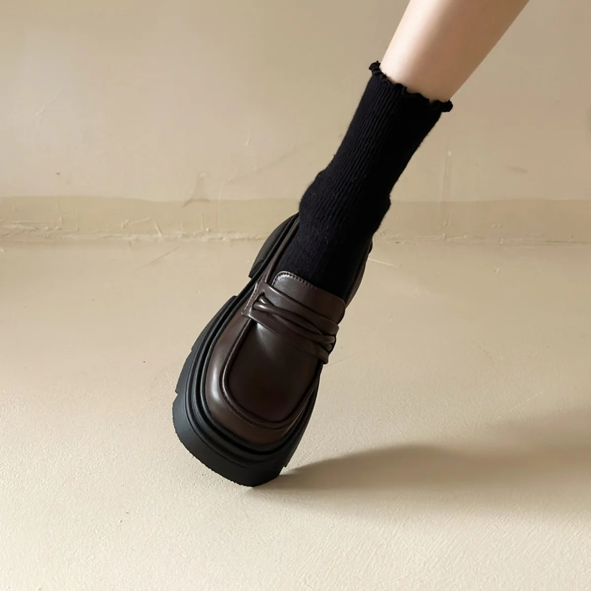 Damen Modische Loafers mit glänzender Oberfläche und robustem Plateau Heidi Mode - Image 4