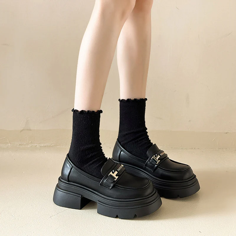 Damen Modische Loafers mit hochgezogenem Absatz und glänzender Oberfläche Heidi Mode - Image 2