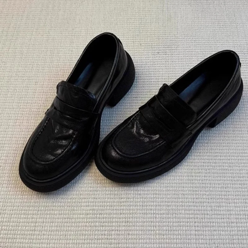 Damen modische Loafers mit robustem Blockabsatz und glänzender Lederoberfläche Heidi Mode - Image 4