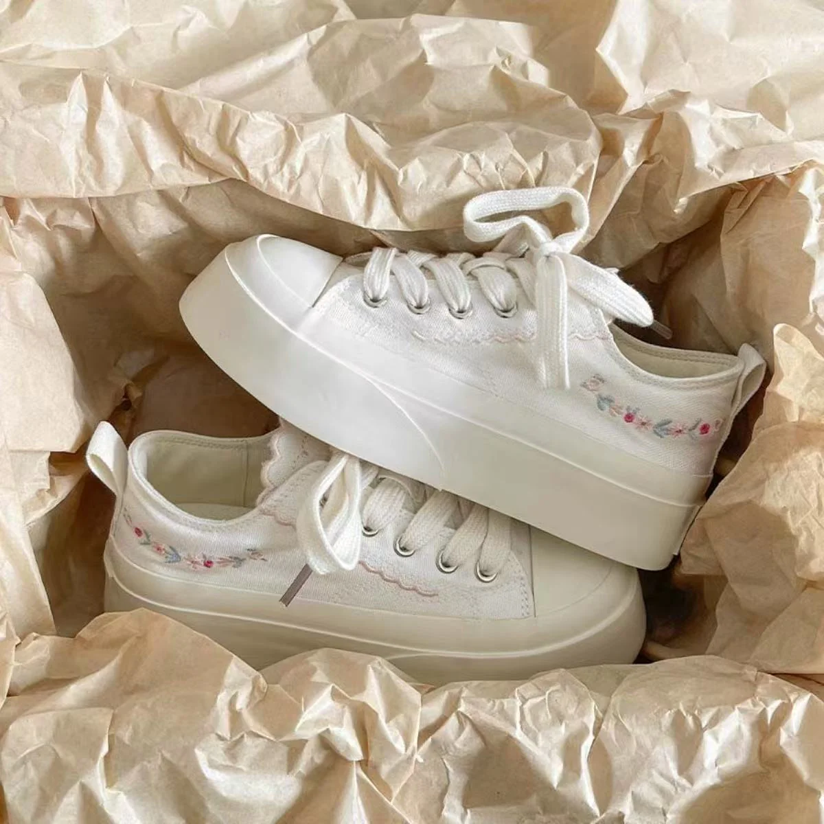 Damen Modische Plateau-Sneaker mit floralen Applikationen und atmungsaktiver Sohle Heidi Mode - Image 2