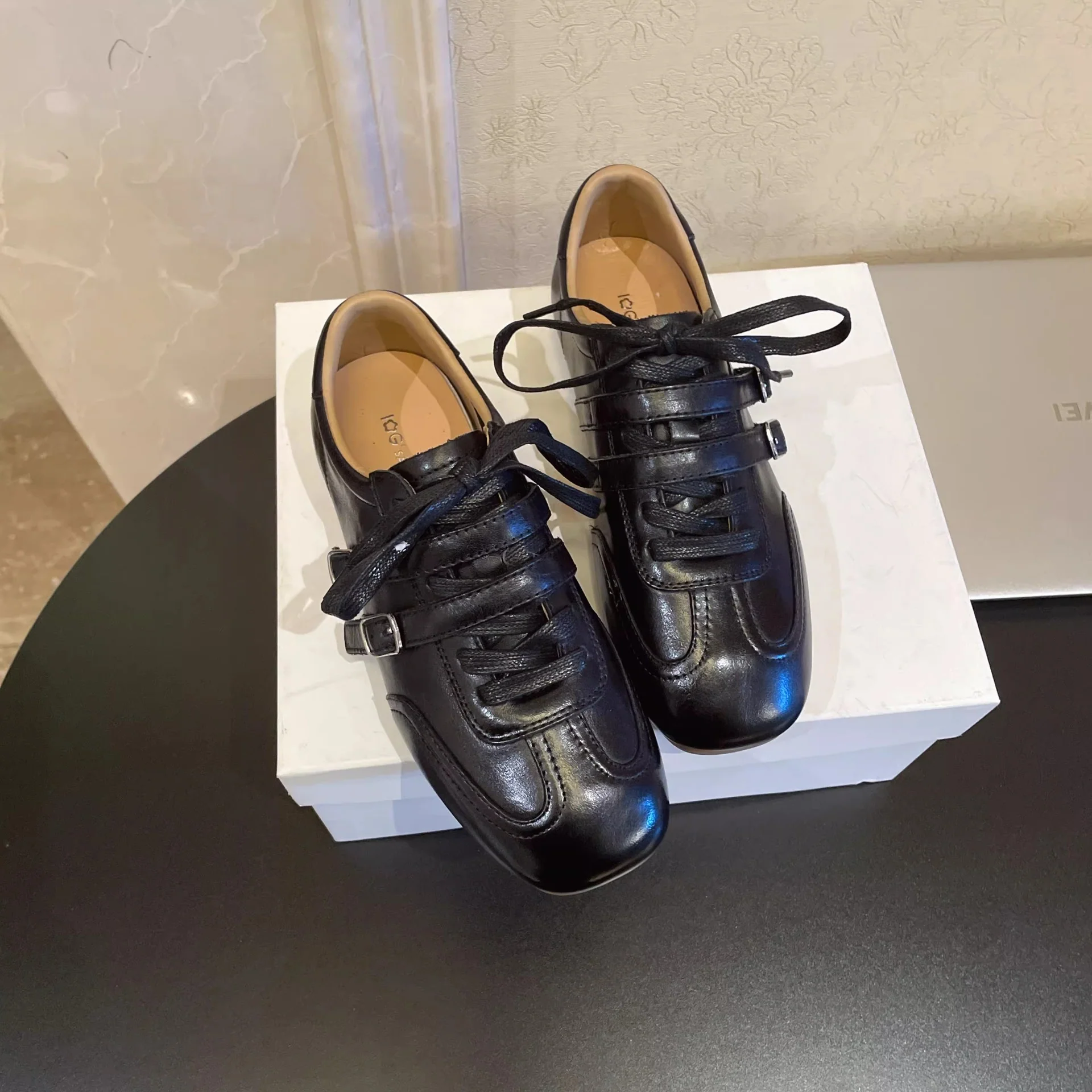 Damen modische Schnürschuhe mit glänzender Lederoberfläche und eleganten Akzenten Heidi Mode - Image 2