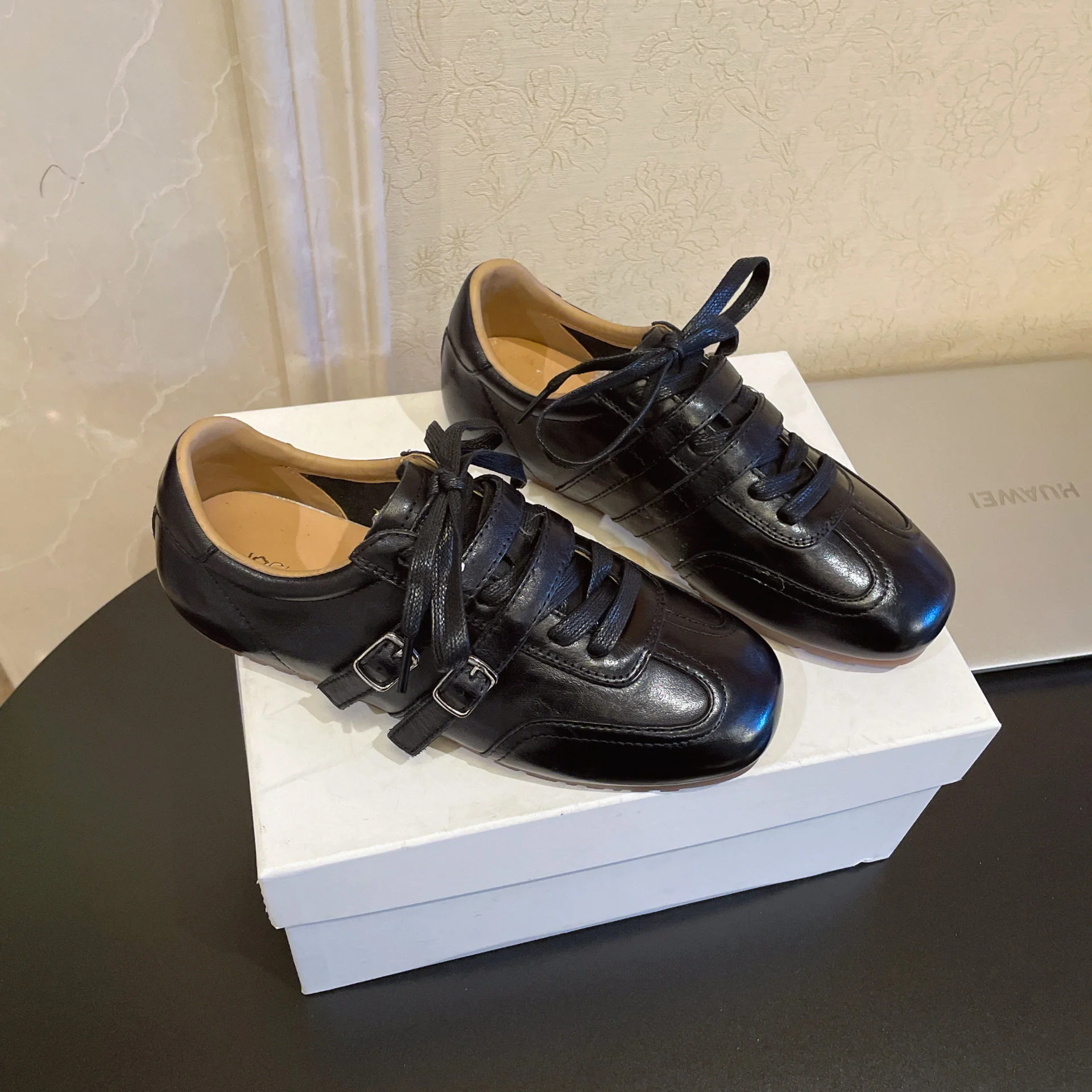 Damen modische Schnürschuhe mit glänzender Lederoberfläche und eleganten Akzenten Heidi Mode - Image 6