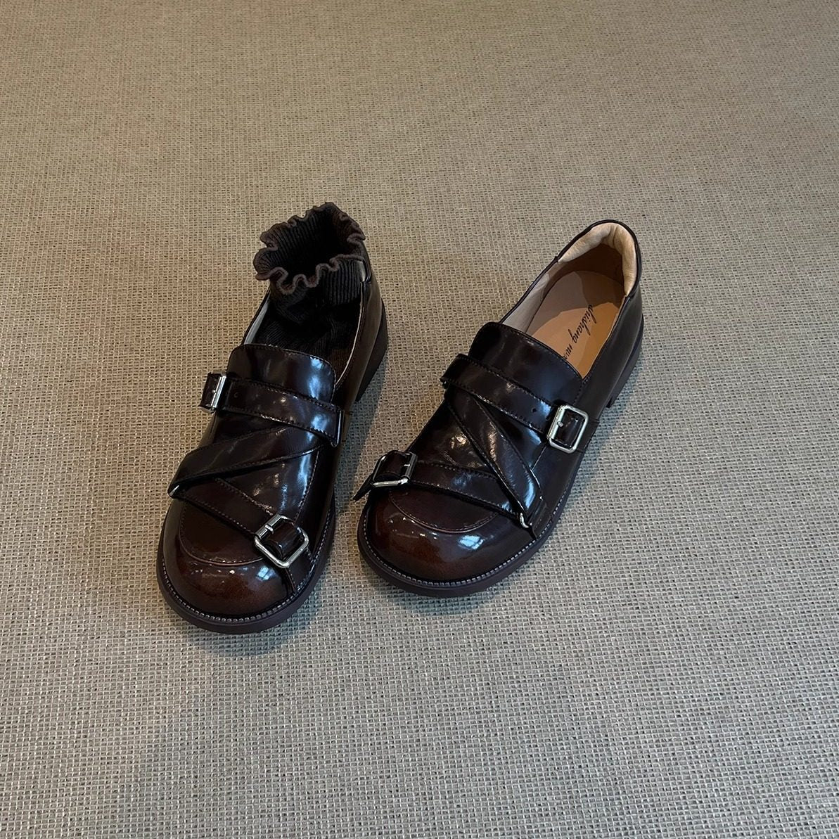 Damen Modische Slipper mit einzigartigem Schnallenverschluss und glänzender Oberfläche Heidi Mode - Image 6