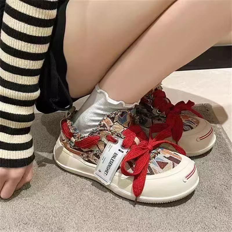 Damen modische Sneaker mit gefransten Details und auffälligem Schnürsystem Heidi Mode - Image 2