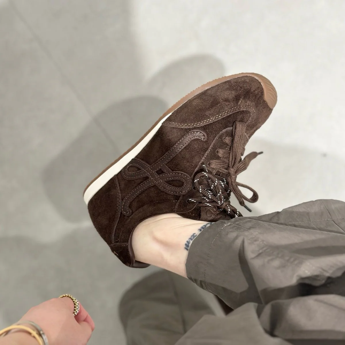 Damen modische Sneakers aus hochwertigem Wildleder mit individuell verstellbaren Schnürsenkeln Heidi Mode - Image 2