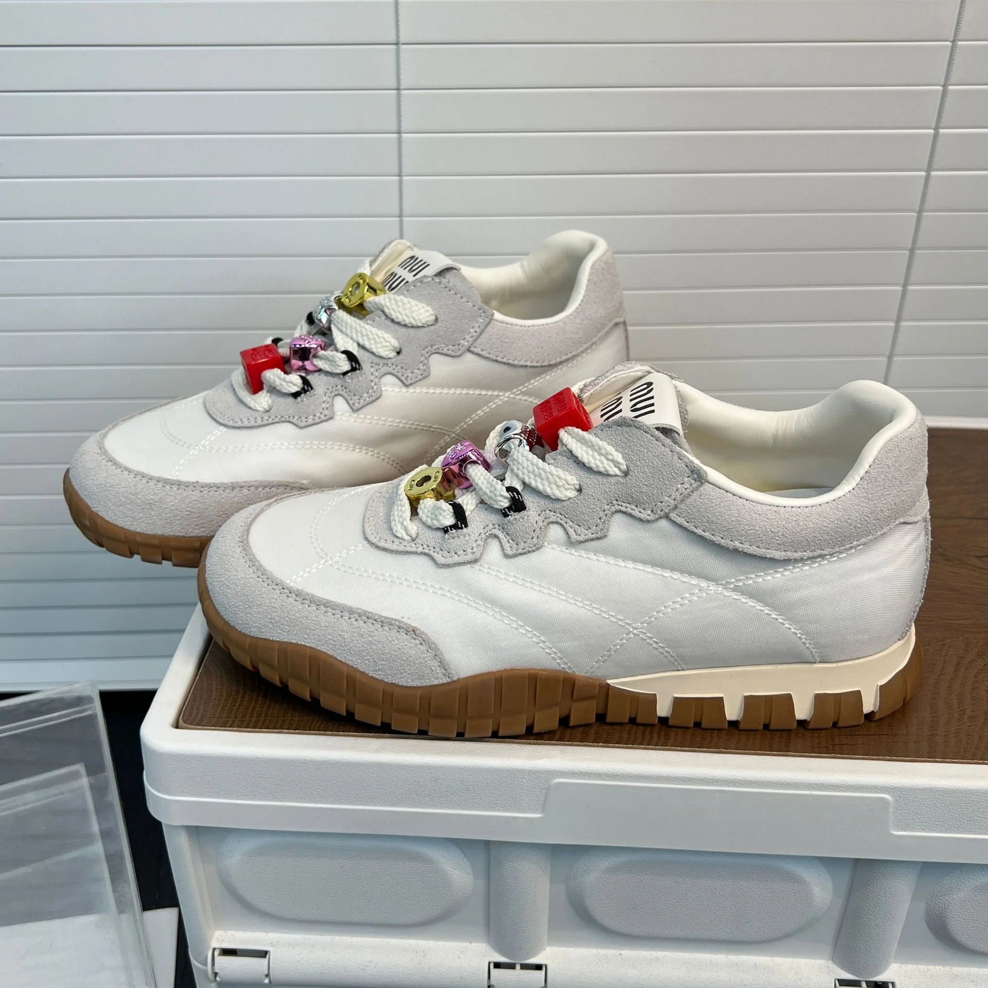 Damen modische Sneakers mit einzigartigem Schnürsystem und bequemem Fußbett Heidi Mode - Image 3