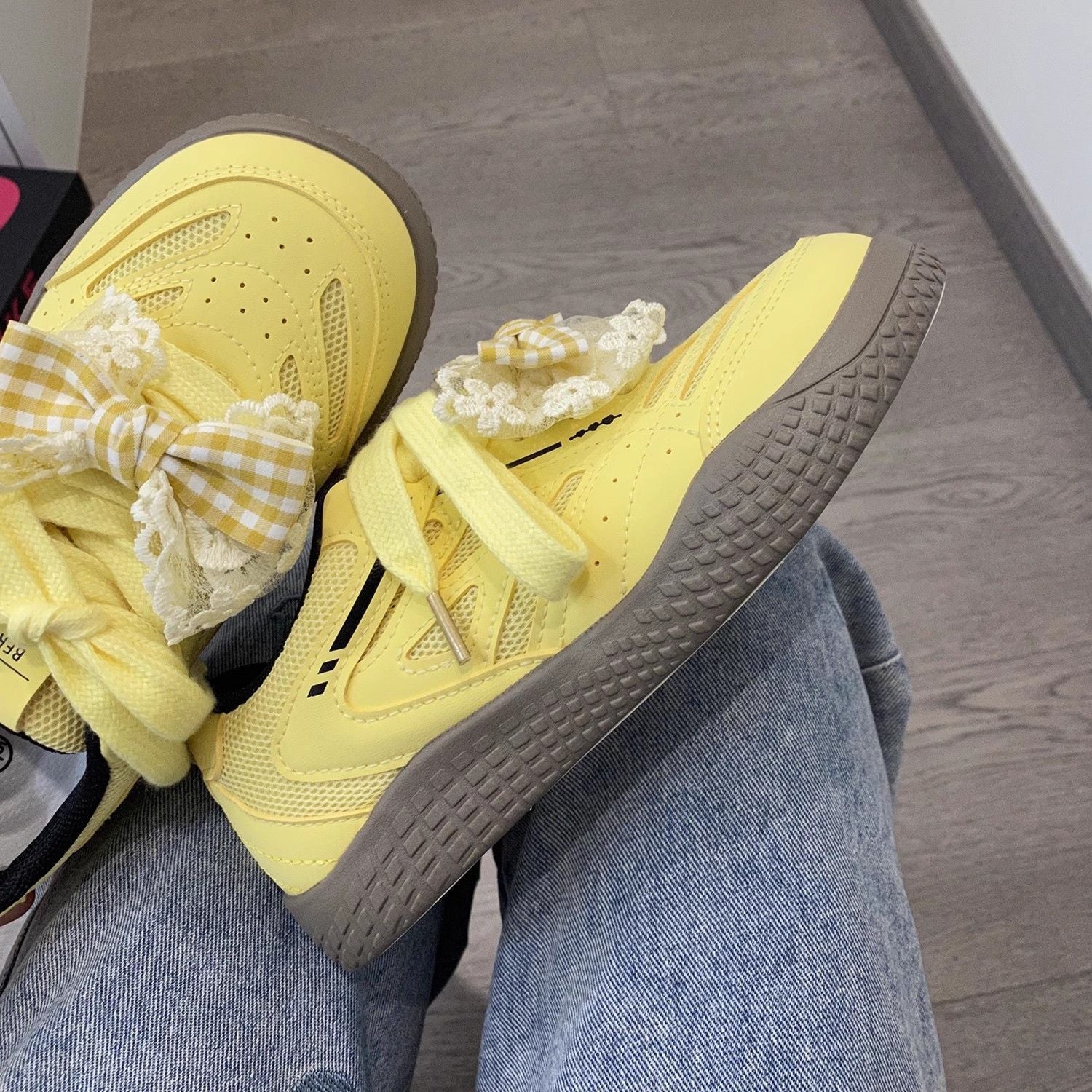 Damen modische Sneakers mit floralen Applikationen und atmungsaktiver Struktur Heidi Mode - Image 2