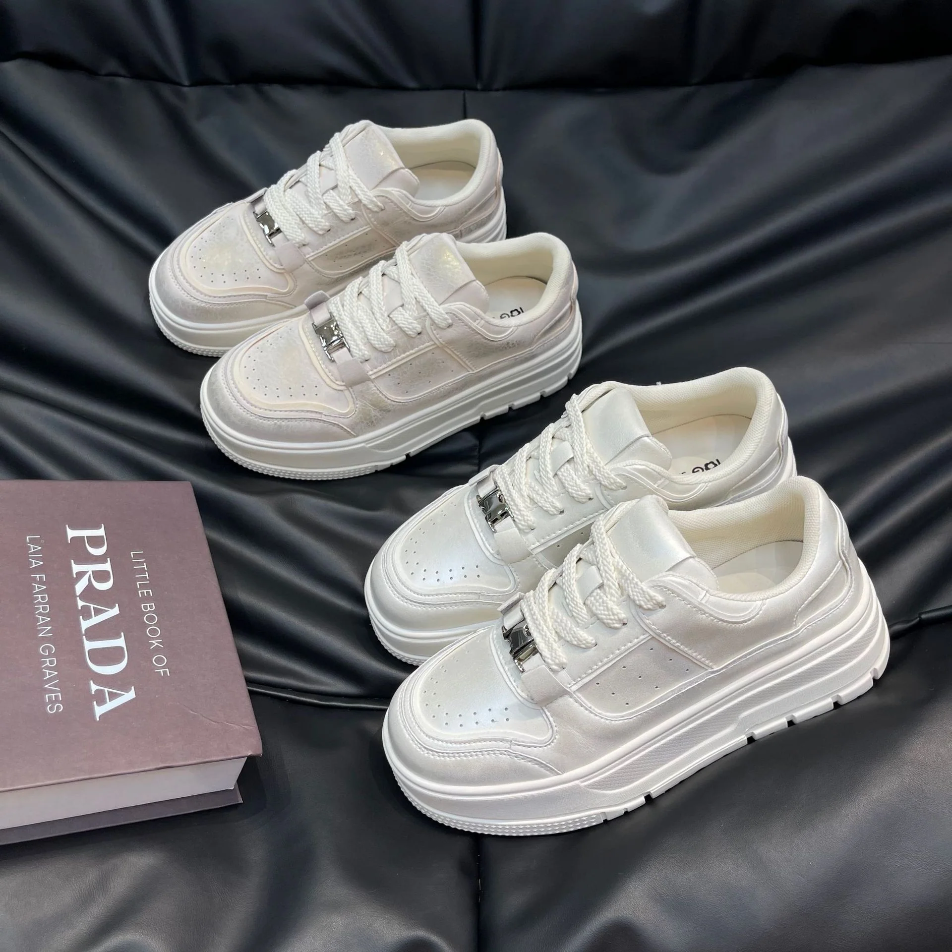 Damen modische Sneakers mit hochglänzendem Obermaterial und stabiler Plateausohle Heidi Mode - Image 3