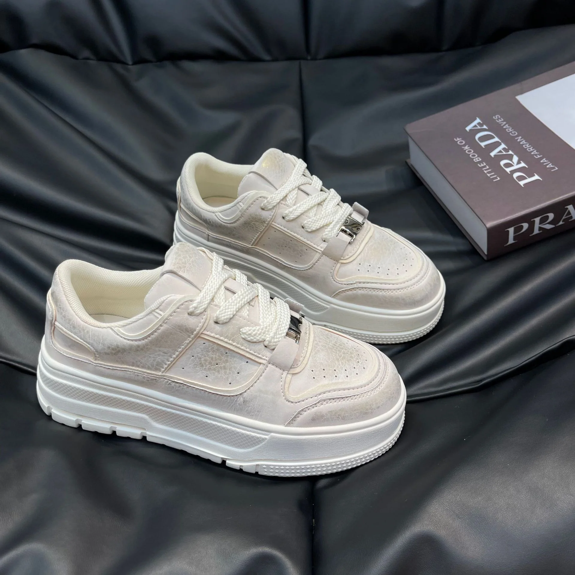 Damen modische Sneakers mit hochglänzendem Obermaterial und stabiler Plateausohle Heidi Mode - Image 4