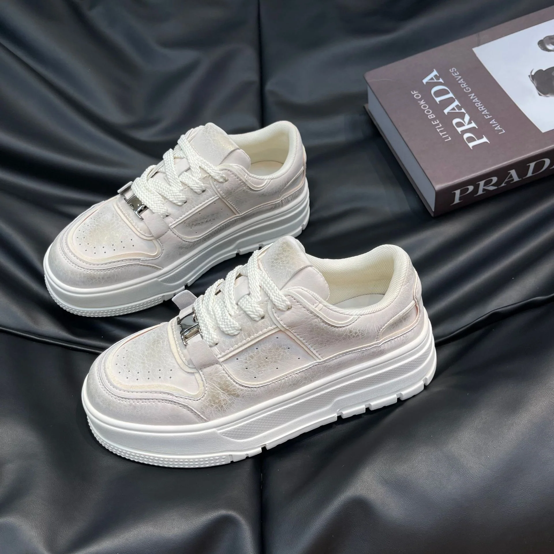 Damen modische Sneakers mit hochglänzendem Obermaterial und stabiler Plateausohle Heidi Mode - Image 6