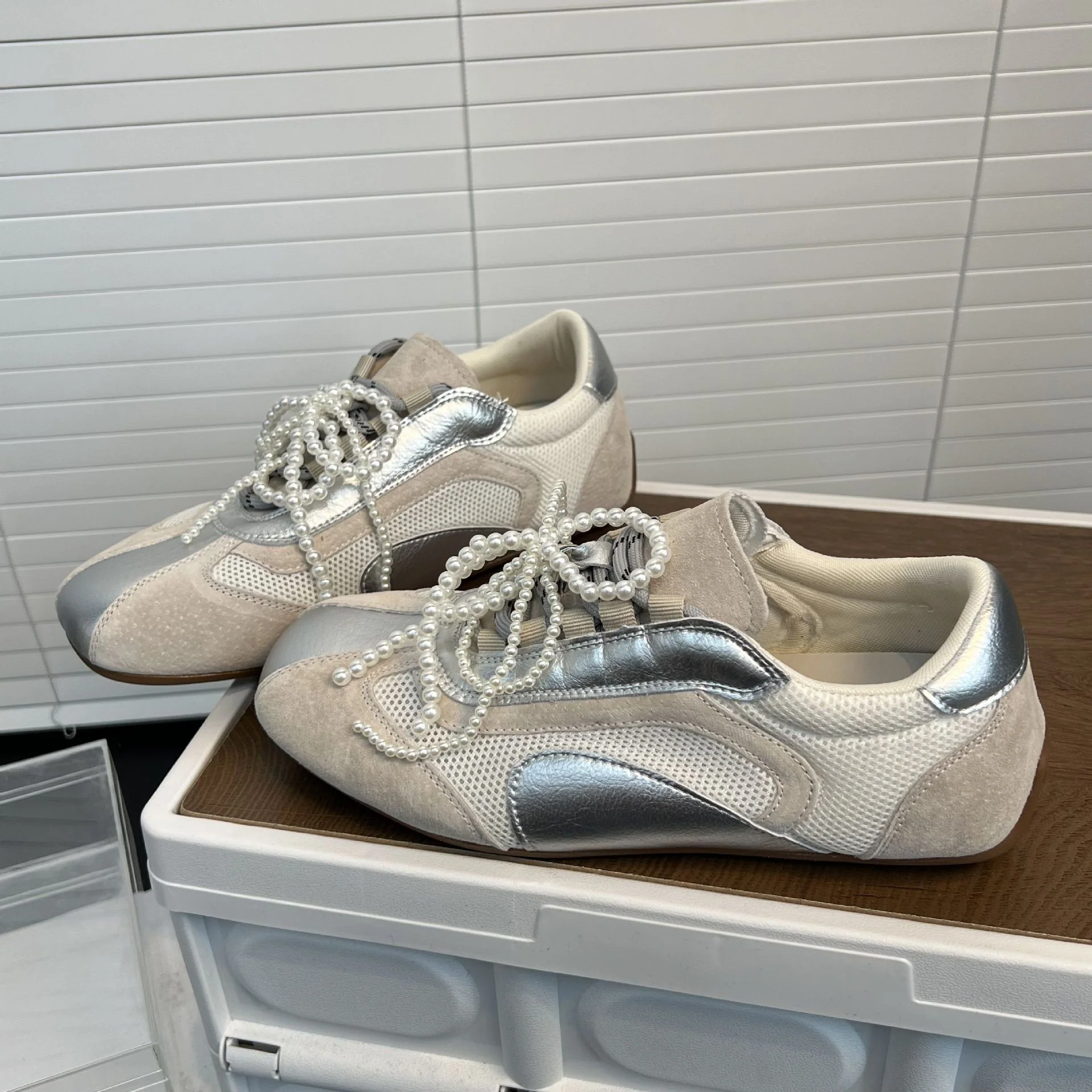 Damen modische Sneakers mit innovativem Perlen-Detail und atmungsaktivem Mesh-Heidi Mode - Image 2