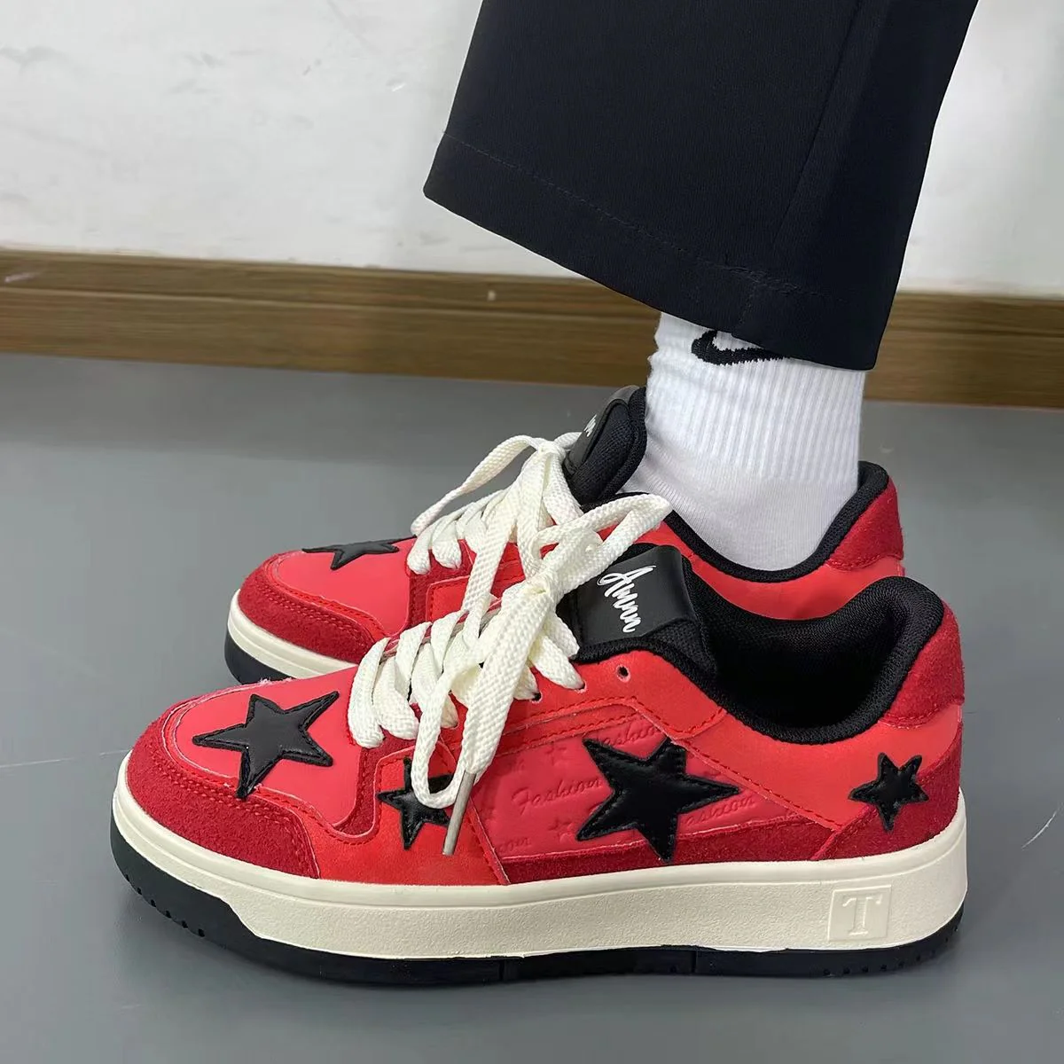 Damen modische Sneakers mit markantem Sternen-Design und dämpfender Sohle Heidi Mode - Image 3