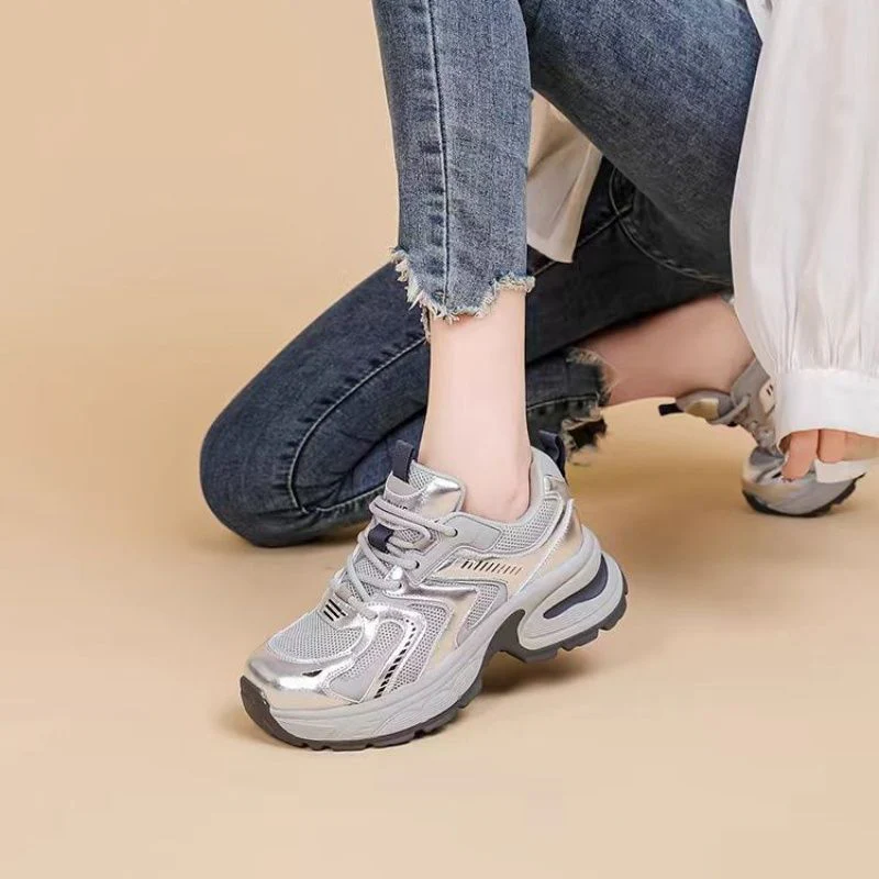 Damen modische Sneakers mit reflektierendem Obermaterial und innovativer Dämpfung Heidi Mode - Image 4