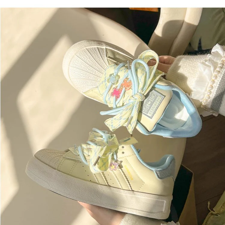 Damen Modische Sneakers mit verspieltem Schnürsystem und bunten Applikationen Heidi Mode - Image 2