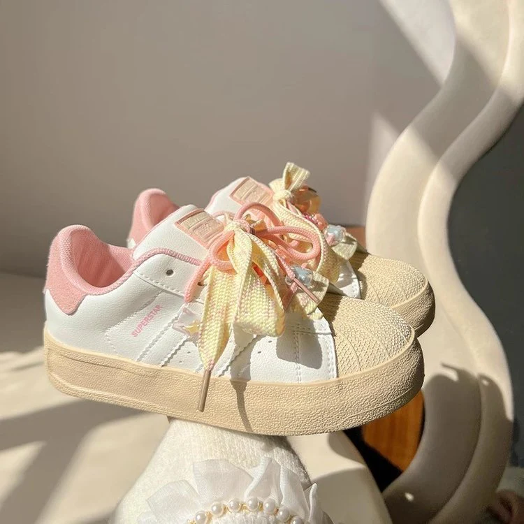 Damen Modische Sneakers mit verspieltem Schnürsystem und bunten Applikationen Heidi Mode - Image 4