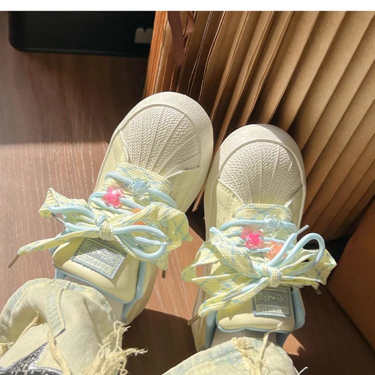 Damen Modische Sneakers mit verspieltem Schnürsystem und bunten Applikationen Heidi Mode - Image 5