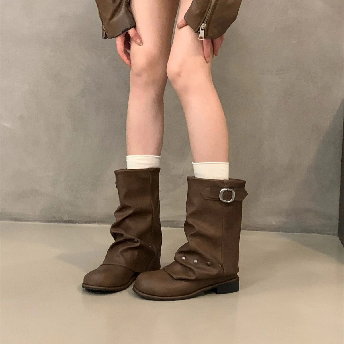 Damen modische Stiefel mit elegantem Faltenwurf und stylishen Druckknopfdetails Heidi Mode - Image 4