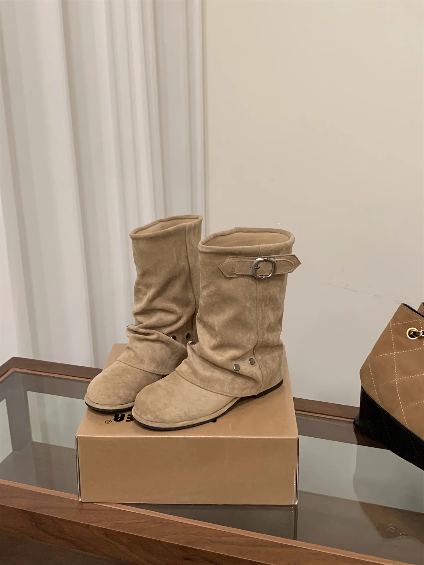 Damen modische Stiefel mit elegantem Faltenwurf und stylishen Druckknopfdetails Heidi Mode - Image 8