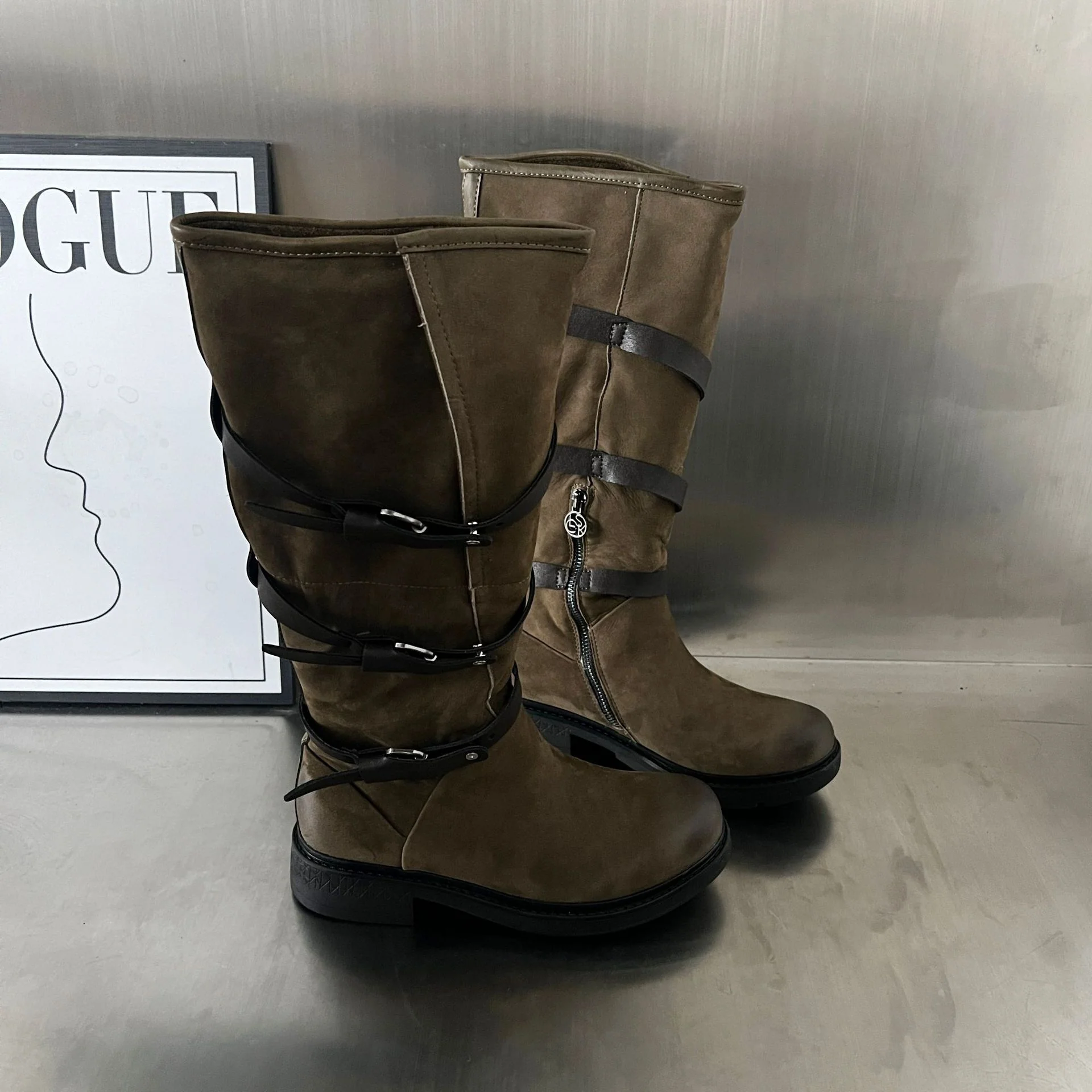Damen Modische Stiefel mit praktischem Reißverschluss und eleganten Riemen Heidi Mode - Image 4