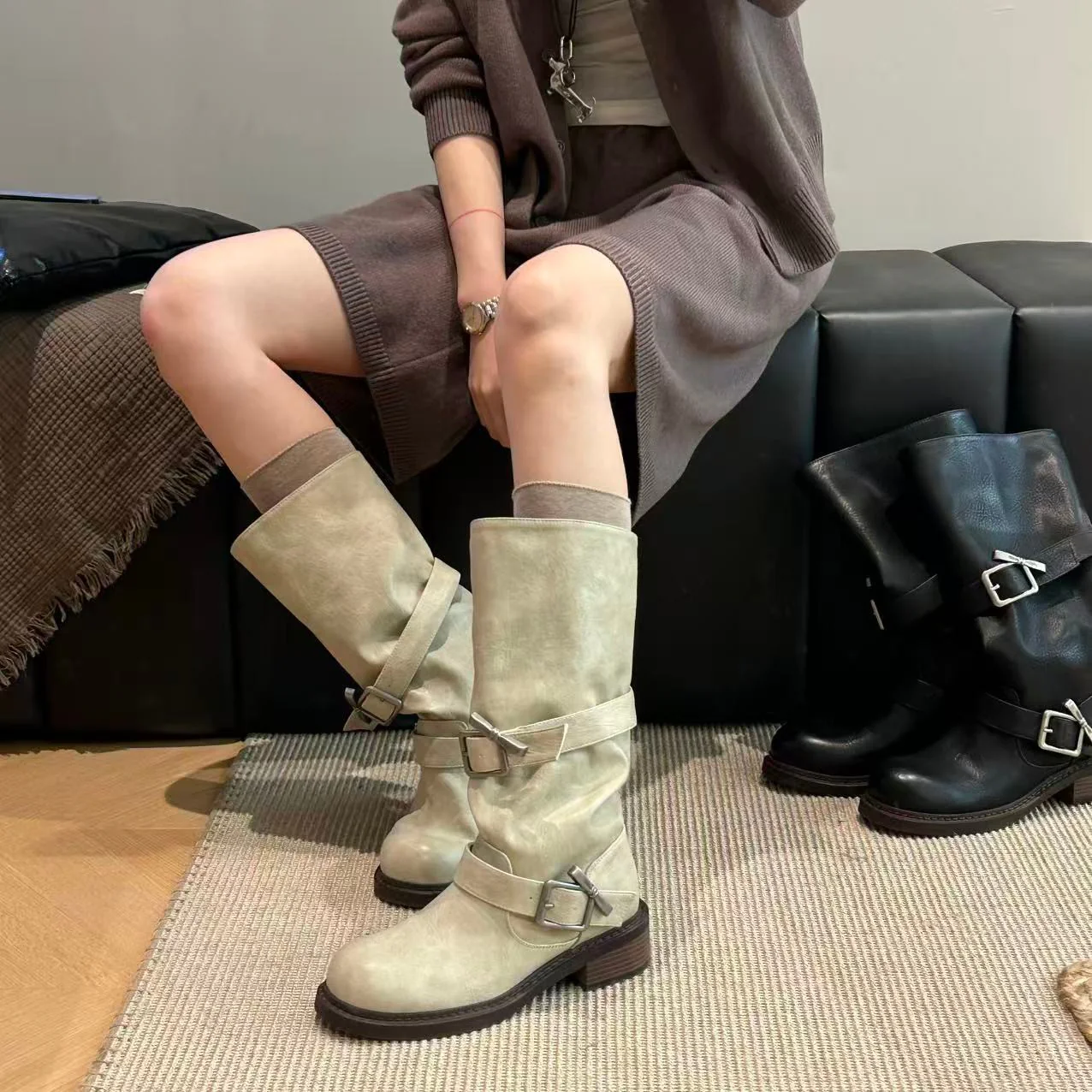 Damen modische Stiefel mit verstellbaren Riemen und komfortablem Blockabsatz Heidi Mode - Image 3